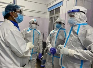 उत्तराकाशी के दो दिवसीय दौरे पर सीएम रावत,कोविड-19 की समीक्षा व आपदा की तैयारियों को लेकर अधिकारियों की ली बैठक,जिला चिकित्सालय में पीपीई किट पहनकर कोविड मरीजों से मिल जाना हालचाल