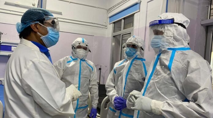 उत्तराकाशी के दो दिवसीय दौरे पर सीएम रावत,कोविड-19 की समीक्षा व आपदा की तैयारियों को लेकर अधिकारियों की ली बैठक,जिला चिकित्सालय में पीपीई किट पहनकर कोविड मरीजों से मिल जाना हालचाल