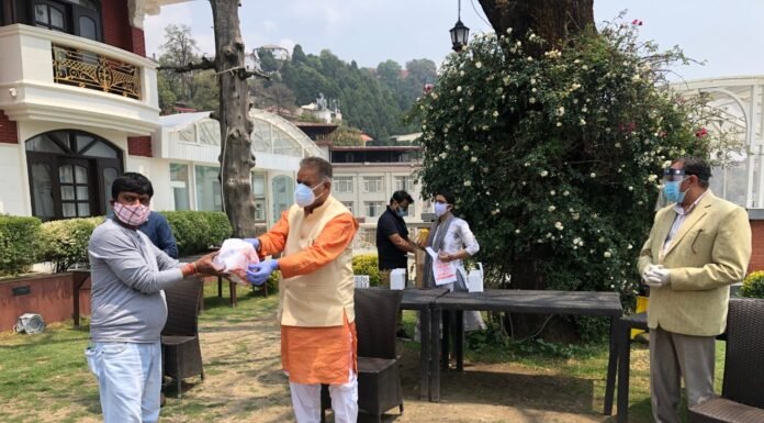 कैबिनेट मंत्री गणेश जोशी ने मसूरी में जरूरतमंदों के बीच ऑक्सीमीटर एवं थर्मामीटर किए वितरित