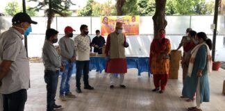 हंस फाउंडेशन के सहयोग से कैबिनेट मंत्री गणेश जोशी ने बांटे आक्सीमीटर एवं थर्मामीटर