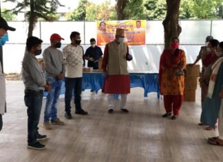 हंस फाउंडेशन के सहयोग से कैबिनेट मंत्री गणेश जोशी ने बांटे आक्सीमीटर एवं थर्मामीटर