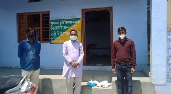 बेतालघाट के कई गांव के ग्रामीणों को समाजसेवी शिवराज सिंह बोहरा के माध्यम से कोरोना से बचाव के लिए प्रदान किए जा रहे है मास्क,सैनिटाइजर और फूड सप्लीमेंट