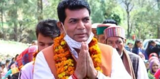 घनसालीः-भाजपा जिला उपाध्यक्ष सोहनलाल खंडेवाल जरूरतमंदों को प्रदान कर रहे है गैस सिलेंडर के साथ राशन