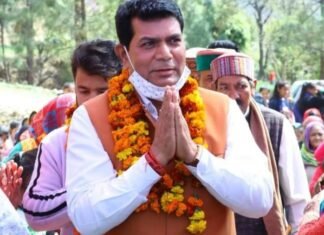 घनसालीः-भाजपा जिला उपाध्यक्ष सोहनलाल खंडेवाल जरूरतमंदों को प्रदान कर रहे है गैस सिलेंडर के साथ राशन