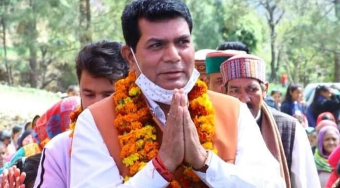 घनसालीः-भाजपा जिला उपाध्यक्ष सोहनलाल खंडेवाल जरूरतमंदों को प्रदान कर रहे है गैस सिलेंडर के साथ राशन