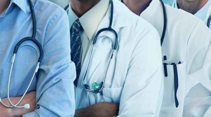 लड़खड़ाती स्वास्थ्य व्यवस्था के बीच,जरूरी है क्लीनिकल इस्टैब्लिशमेंट एक्ट!