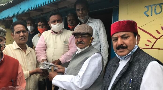 भाजपा के आर्थिक प्रकोष्ट के जिला संयोजक दर्शनलाल आर्य कोरोन संक्रमण के इस दौर में सीमांत गांवों तक पहुंचा रहे है मास्क,सेनेटाइजर और खाद्य सामग्री