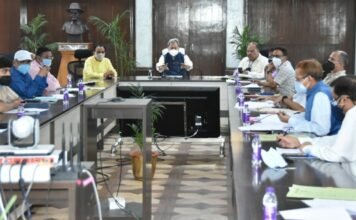 मुख्यमंत्री तीरथ रावत ने पौड़ी विधानसभा क्षेत्र की योजनाओं के क्रियान्वयन के लिए अधिकारियों को विशेष ध्यान देने के दिए निर्देश