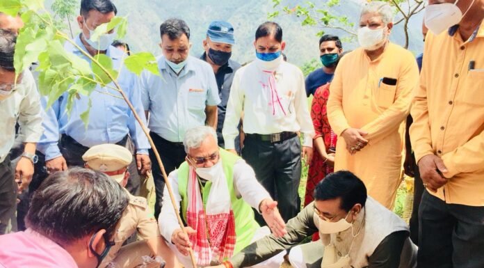 विश्व पर्यावरण दिवस पर पूर्व सीएम त्रिवेन्द्र ने देहरादून के दूरस्थ इठारना गांव में किया वृक्षारोपण