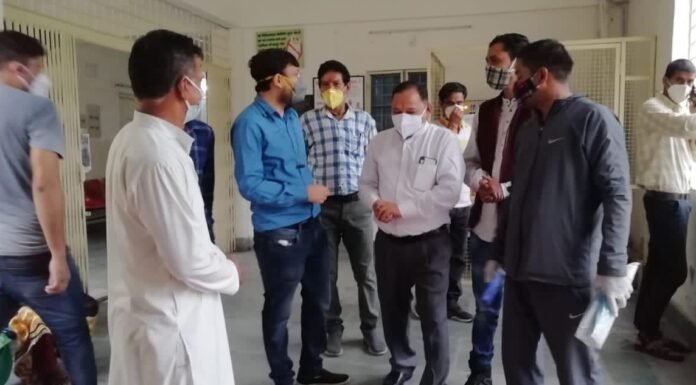 अनुसूचित जाति आयोग के उपाध्यक्ष राज्य मंत्री पी.सी.गोरखा ने किया स्वास्थ्य केन्द्र गरमपानी एवं अपुण बाजार में बनाये गये कोरोना टीकाकरण केन्द्र का निरीक्षण
