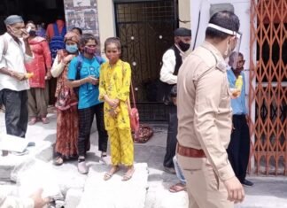 कोरोना संक्रमण से बचाव के लिए बेतालघाट पुलिस ने चलाया जागरूकता अभियान,प्रदान किए मास्क एवं सेनेटाइजर