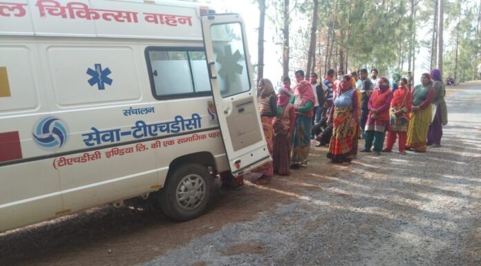 भिलंगना ब्लाक के दूरस्थ गांव दोणी पल्ली में टीएचडीसी एवं समाजिक संस्था रिवाज ने ग्रामीणों को प्रदान किए मास्क,सेनिटाइजर एव जीवन रक्षक दवाइयां