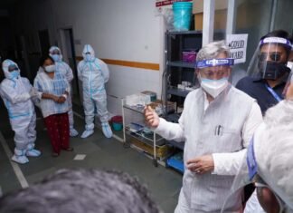 हरिद्वार में सीएम तीरथ रावत ने किया राजकीय मेला चिकित्सालय एवं दूधाधारी बाबा बर्फानी कोविड चिकित्सालयों का निरीक्षण,पीपीई किट पहनकर जाना कोविड मरीजों का हाल