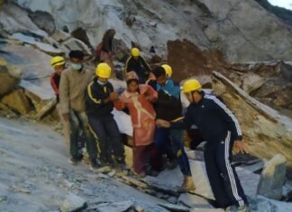 भूस्खलन से बंद गंगोत्री राष्ट्रीय राजमार्ग पर फंसी गर्भवती महिला के लिए देवदूत बनी एसडीआरएफ