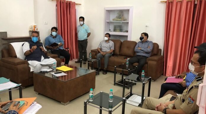 कैबिनेट मंत्री गणेश जोशी ने जिला स्तरीय अधिकारियों को दिए आदेश,फल-सब्जी एवं राशन की ओवररेटिंग की शिकायतों पर सख्य कार्रवाई हो