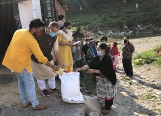 मसूरी विधायक गणेश जोशी ने जरूरतमंदों को वितरित की खाद्य सामग्री