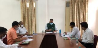 कैबिनेट मंत्री गणेश जोशी ने ली खादी एंव ग्रामोद्योग में समीक्षा बैठक कहा,आधुनिक वस्त्र डिजाईन और बाजार जरूरतों के अनुसार तैयार होंगे उत्पाद