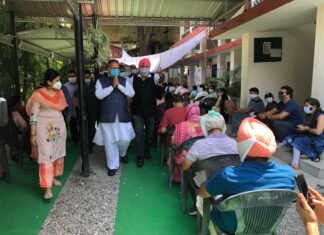 कोविड प्रभारी मंत्री गणेश जोशी ने दून क्लब में संचालित टीकाकरण केन्द्र का किया निरीक्षण