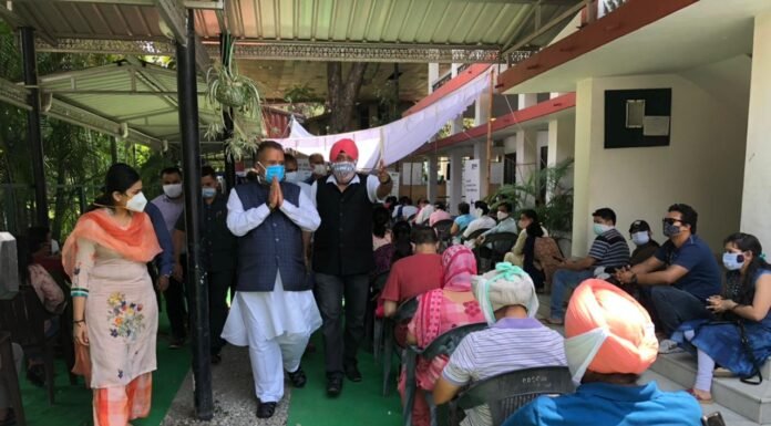 कोविड प्रभारी मंत्री गणेश जोशी ने दून क्लब में संचालित टीकाकरण केन्द्र का किया निरीक्षण