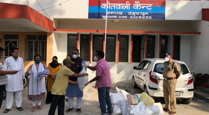 सैनिक कल्याण मंत्री गणेश जोशी ने पुलिसकर्मियों को बांटे कोविड सुरक्षा एवं उपचार किट