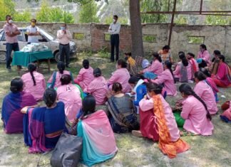 नैनीताल विधायक संजीव आर्य ने फ़्रंटलाइन वर्करों को प्रदान की सुरक्षा किट