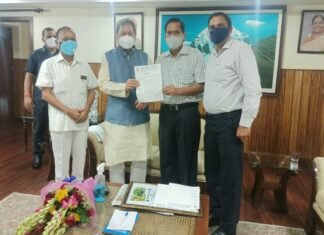 उत्तराखंड में स्वास्थ्य सेवाओं को लेकर गढ़वाल हितैषिणी सभा ने सीएम तीरथ रावत से की भेंट