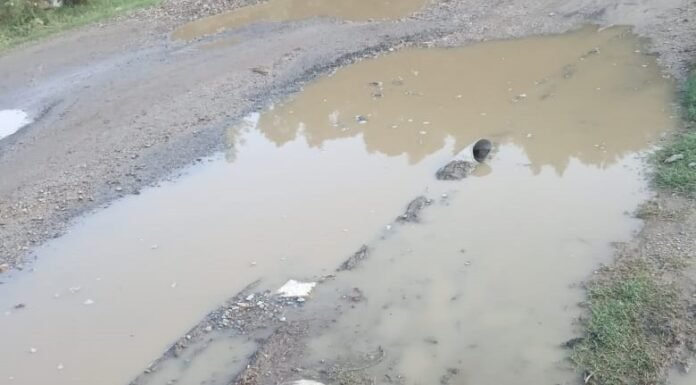 टिहरी गढ़वाल के भिलंगना में घुत्तू-कंडारा गांव मोटर मार्ग की हालत खस्ता,ग्रामीणों की सरकार से मांग तत्काल हो सड़क निर्माण