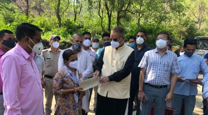 मालदेवता में हुई अतिवृश्टि से प्रभावित परिवारों को कैबिनेट मंत्री गणेश जोशी ने प्रदान किए राहत राशि के चैक