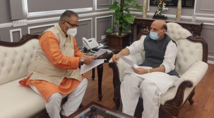 सैन्यधाम के निर्माण में मदद तथा छावनी क्षेत्रों से संबंधित विभिन्न विषयों पर रक्षा मंत्री राजनाथ सिंह से मिले सैनिक कल्याण मंत्री गणेश जोशी