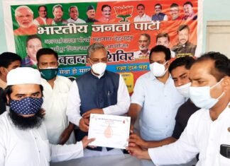 रक्तदाताओं का उत्साहवर्धन करने अल्पसंख्यक मोर्चा के रक्तदान शिविर में पहुंचे पूर्व सीएम त्रिवेन्द्र