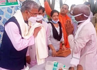 पूर्व सीएम त्रिवेन्द्र ने डॉ.श्यामा प्रसाद मुखर्जी के बलिदान दिवस पर जसपुर में जरूरतमंदों को वितरित की राशन किट