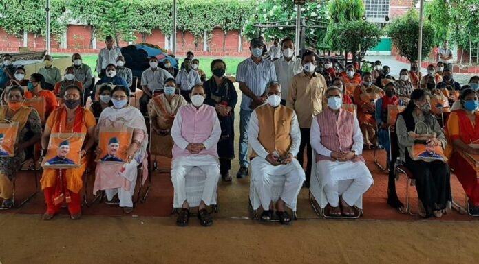 पूर्व मुख्यमंत्री त्रिवेंद्र रावत ने आशा और आंगनबाड़ी कार्यकत्रियों को किया सम्मानित