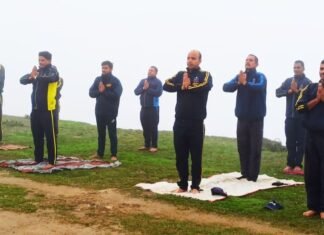 अंतर्राष्ट्रीय योग दिवस पर उत्तराखंड में पहाड़ से लेकर मैदान तक लोगों ने किया योग