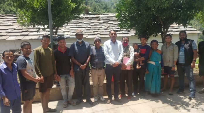 श्रीनगर विधानसभा के दूरस्थ गांव खण्ड-मल्ली पहुंचे मोहन काला समर्थक,ग्रामीणों से किया जनसंपर्क