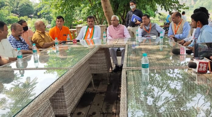 रामनगर में चल रहे भाजपा की चिन्तन बैठक में सरकार के साढ़े चार साल की उपलब्धियों पर चर्चा