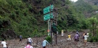 देहरादून के मालदेवता में भारी बारिश मलबा कई घरों में घुसा,भूस्खलन के नुकसान का जायजा लेने कैबिनेट मंत्री गणेश जोशी