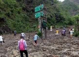 देहरादून के मालदेवता में भारी बारिश मलबा कई घरों में घुसा,भूस्खलन के नुकसान का जायजा लेने कैबिनेट मंत्री गणेश जोशी