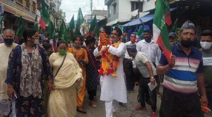 यूकेडी नेता मोहन काला ने अपने घास्यामहादेव कार्यालय से श्रीनगर शहरी क्षेत्र में किया जनसंपर्क