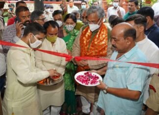 हंस फाउंडेशन के संस्थापक भोले जी महाराज के जन्मोत्सव के मौके पर ऋषिकेश में भरत मंदिर सभागार में रक्तदान शिविर का आयोजन