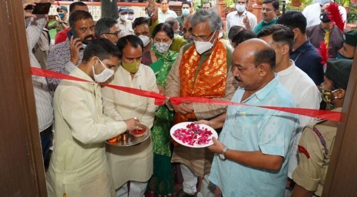 हंस फाउंडेशन के संस्थापक भोले जी महाराज के जन्मोत्सव के मौके पर ऋषिकेश में भरत मंदिर सभागार में रक्तदान शिविर का आयोजन