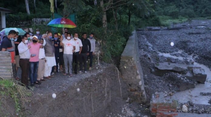 कैबिनेट मंत्री गणेश जोशी ने भारी बारिश से क्षतिग्रस्त हुए कालीराव,सहस्त्रधारा मार्ग का किया निरीक्षण