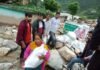 उत्तरकाशी प्राकृतिक आपदा से पीड़ित ग्रामीणों की मदद के लिए हंस फाउंडेशन ने बढ़ाया हाथ,आपदा पीड़ितों के लिए पहुंचायी खाद्य सामग्री