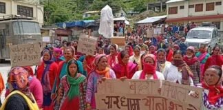 चारधाम यात्रा शुरू करने की मांग को लेकर कांग्रेसियों ने किया पांडुकेश्वर में प्रदर्शन,पुलिस से हुई तीखी नोकझों