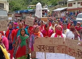 चारधाम यात्रा शुरू करने की मांग को लेकर कांग्रेसियों ने किया पांडुकेश्वर में प्रदर्शन,पुलिस से हुई तीखी नोकझों