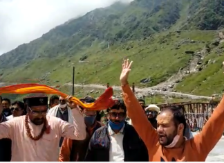 देवस्थानम बोर्ड के विरोध में तीर्थ पुरोहितों का विरोध तेज,केदारनाथ में निकाली रैली