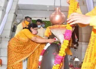 राज्यपाल बेबी रानी मौर्य ने हरिद्वार के प्रज्ञेश्वर महादेव मंदिर में विशेष पूजा कर शौर्य दीवार पर अर्पित की श्रद्धांजलि
