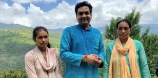 भाजपा नेता कपिल मिश्रा रक्षा बंधन पर पहुंचे दिल्ली दंगे में मारे गए दिलबर नेगी के गांव रोखड़ा,बहनों ने बांधी राखी