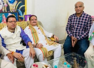 भाजपा राष्ट्रीय अध्यक्ष पंहुचे बूथ अध्यक्ष प्रमोद पाल के घर,ज्वालापुर मोहल्ला कड़च्छ में किया डॉ.आंबेडकर की प्रतिमा पर माल्यार्पण