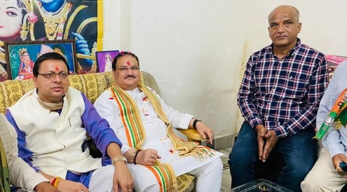 भाजपा राष्ट्रीय अध्यक्ष पंहुचे बूथ अध्यक्ष प्रमोद पाल के घर,ज्वालापुर मोहल्ला कड़च्छ में किया डॉ.आंबेडकर की प्रतिमा पर माल्यार्पण