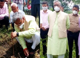 स्मृतिवन में अपने पिताजी स्व.प्रताप सिंह रावत की स्मृति में पूर्व सीएम त्रिवेन्द्र ने रोपा अमलतास का पौधा